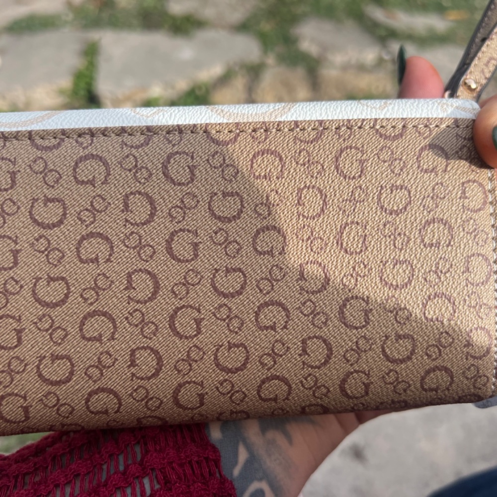 Guess - Picture 4 of 5